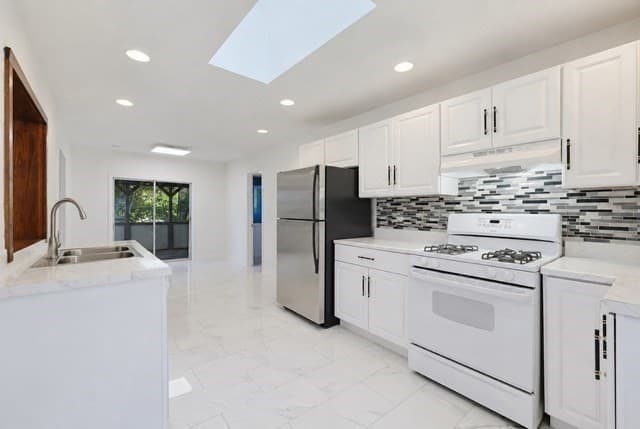 Single Family Residence at 11 3rd Ave, Chelmsford MA 01863, photo 5 of 13