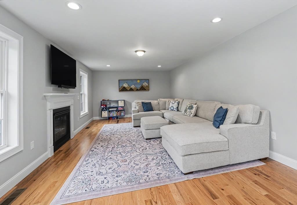 Single Family Residence at 265 Standish Ln, Hudson NH 03051, Hudson, photo 10 of 35