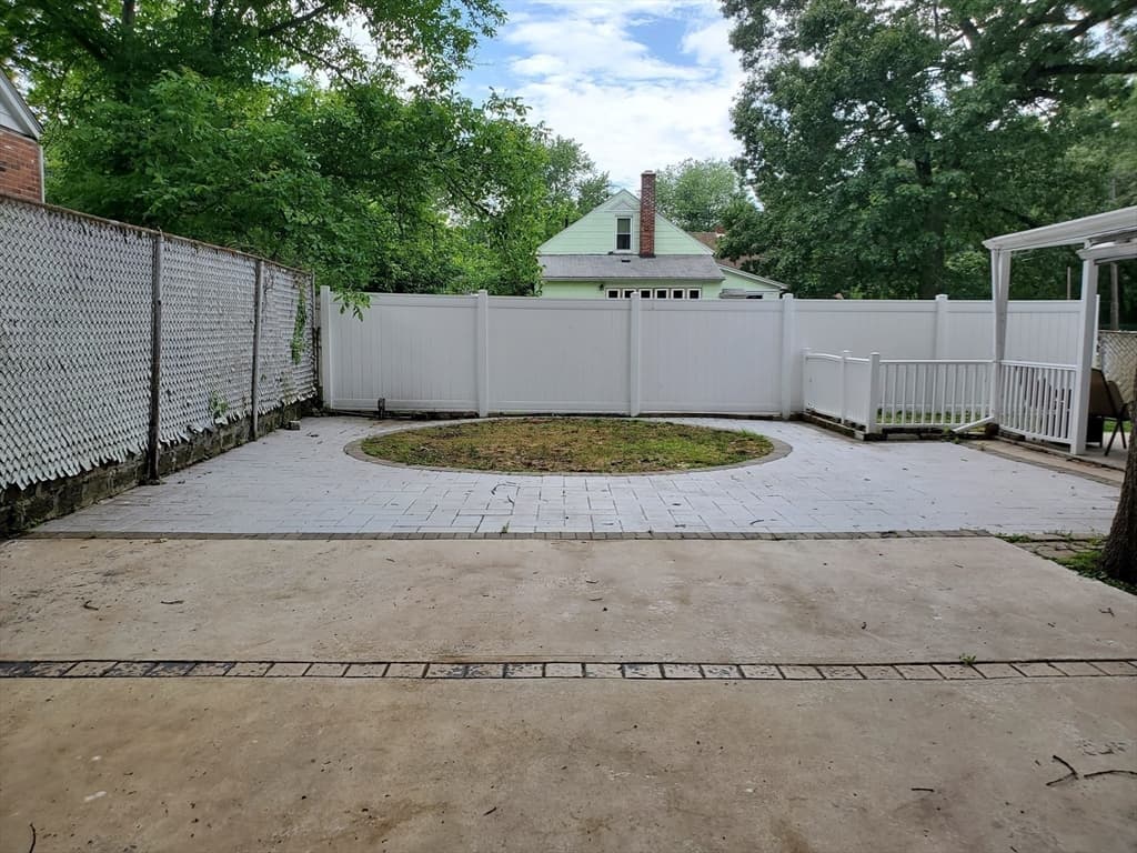 725 Bay St, Springfield MA 01109 photo 22
