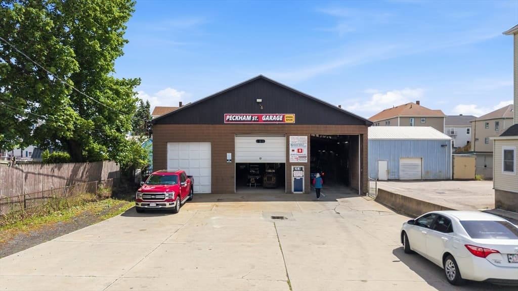 213 Peckham St, Fall River MA 02724