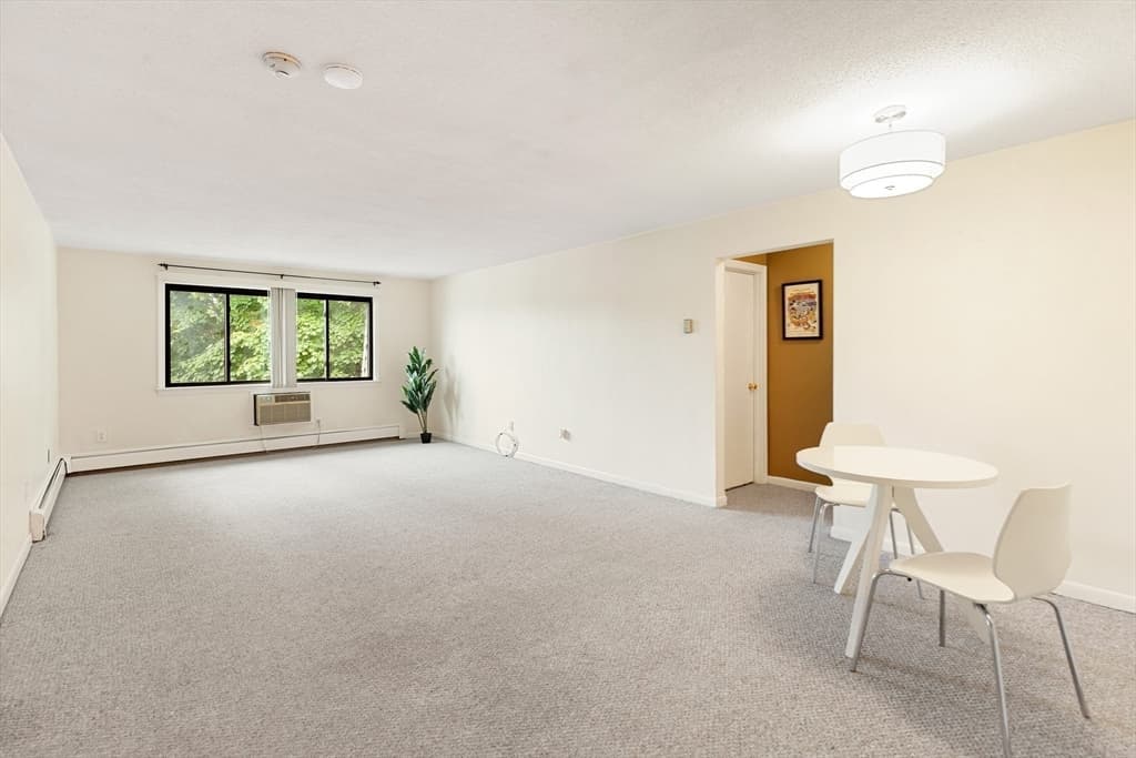Condominium at 5 Hallmark Gardens # 12, Burlington MA 01803, Burlington, photo 2 of 20