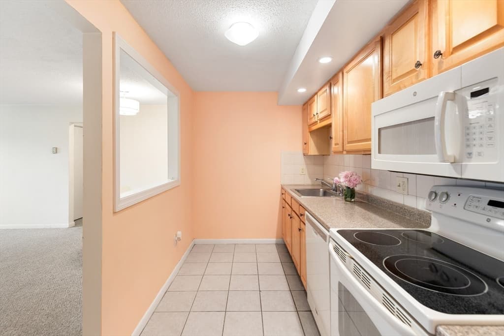 Condominium at 5 Hallmark Gardens # 12, Burlington MA 01803, Burlington, photo 6 of 20