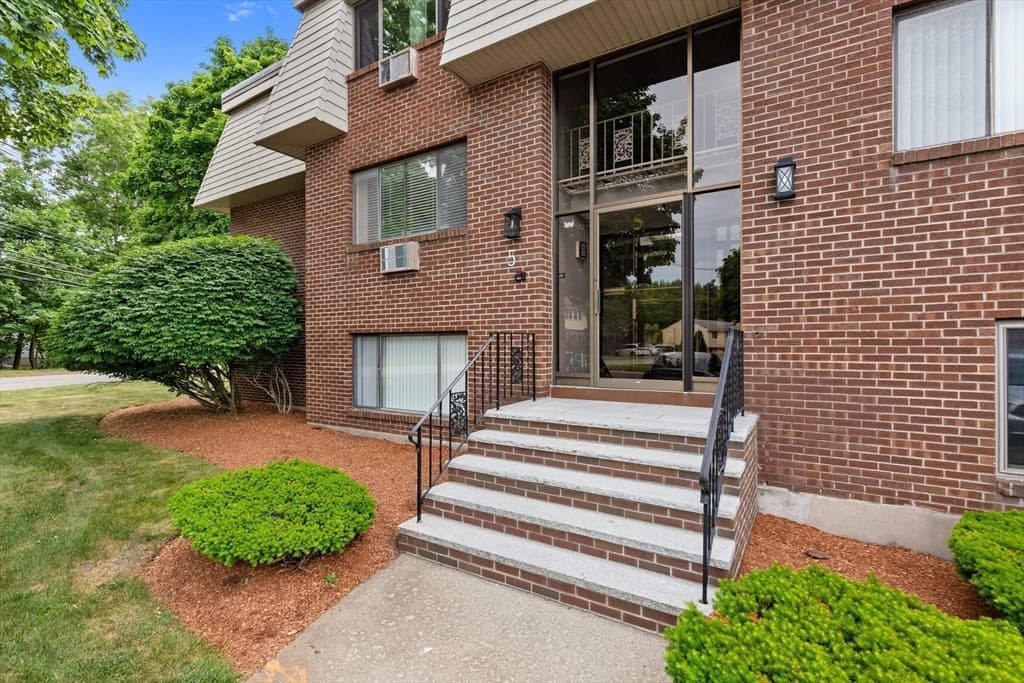 5 Hallmark Gardens # 12, Burlington MA 01803