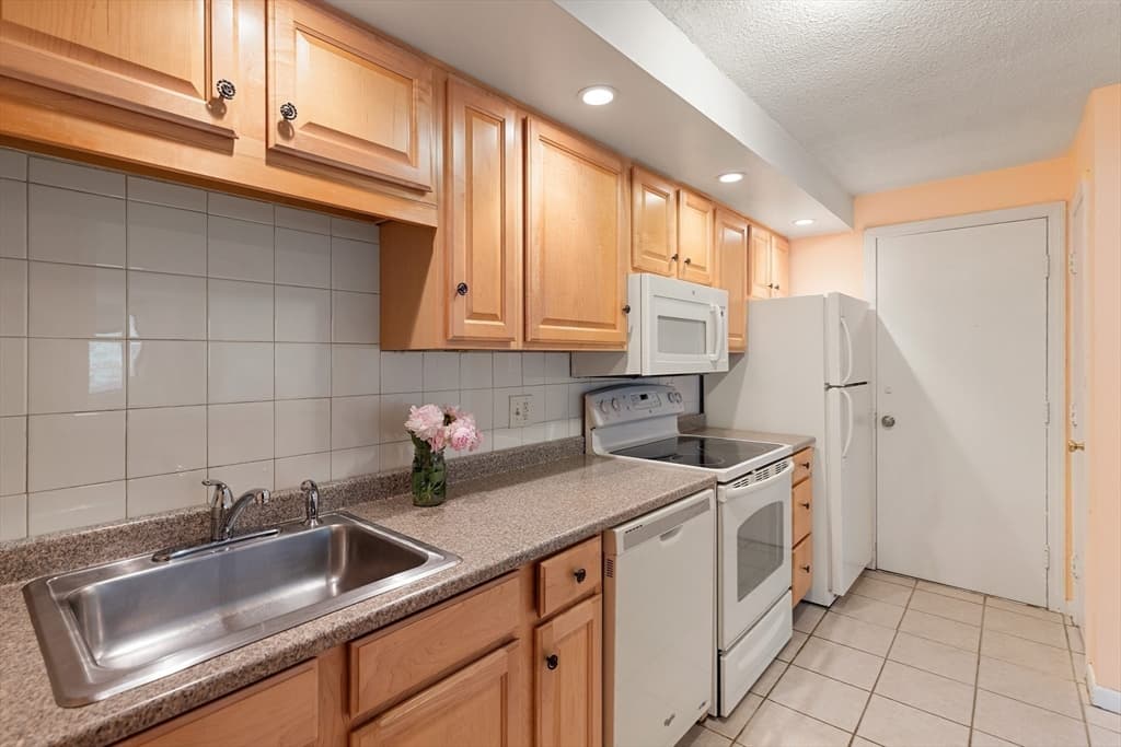 Condominium at 5 Hallmark Gardens # 12, Burlington MA 01803, Burlington, photo 5 of 20