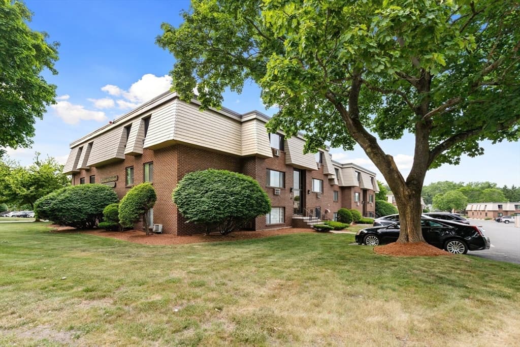 Condominium at 5 Hallmark Gardens # 12, Burlington MA 01803, Burlington, photo 19 of 20