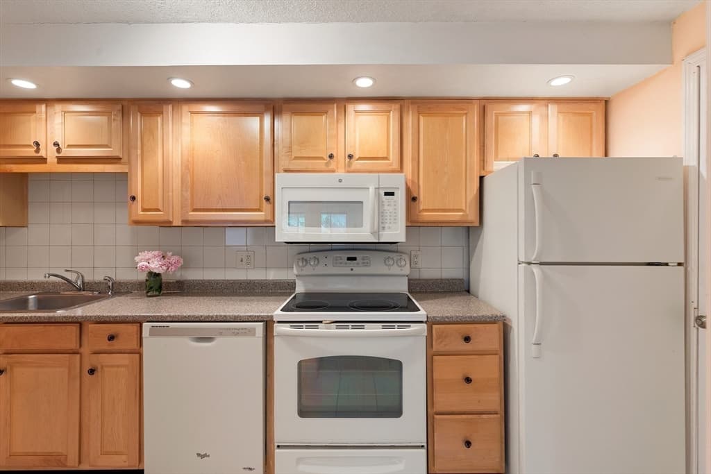 Condominium at 5 Hallmark Gardens # 12, Burlington MA 01803, Burlington, photo 4 of 20