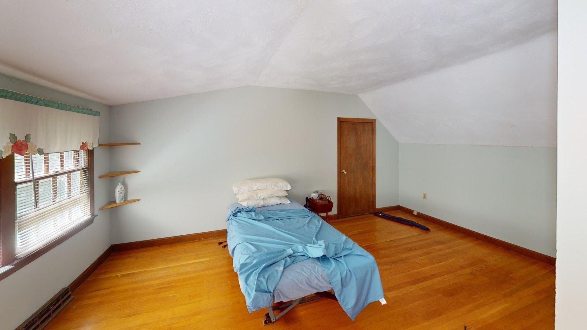 Single Family Residence at 8 Pennock Rd, Chelmsford MA 01824, photo 7 of 16