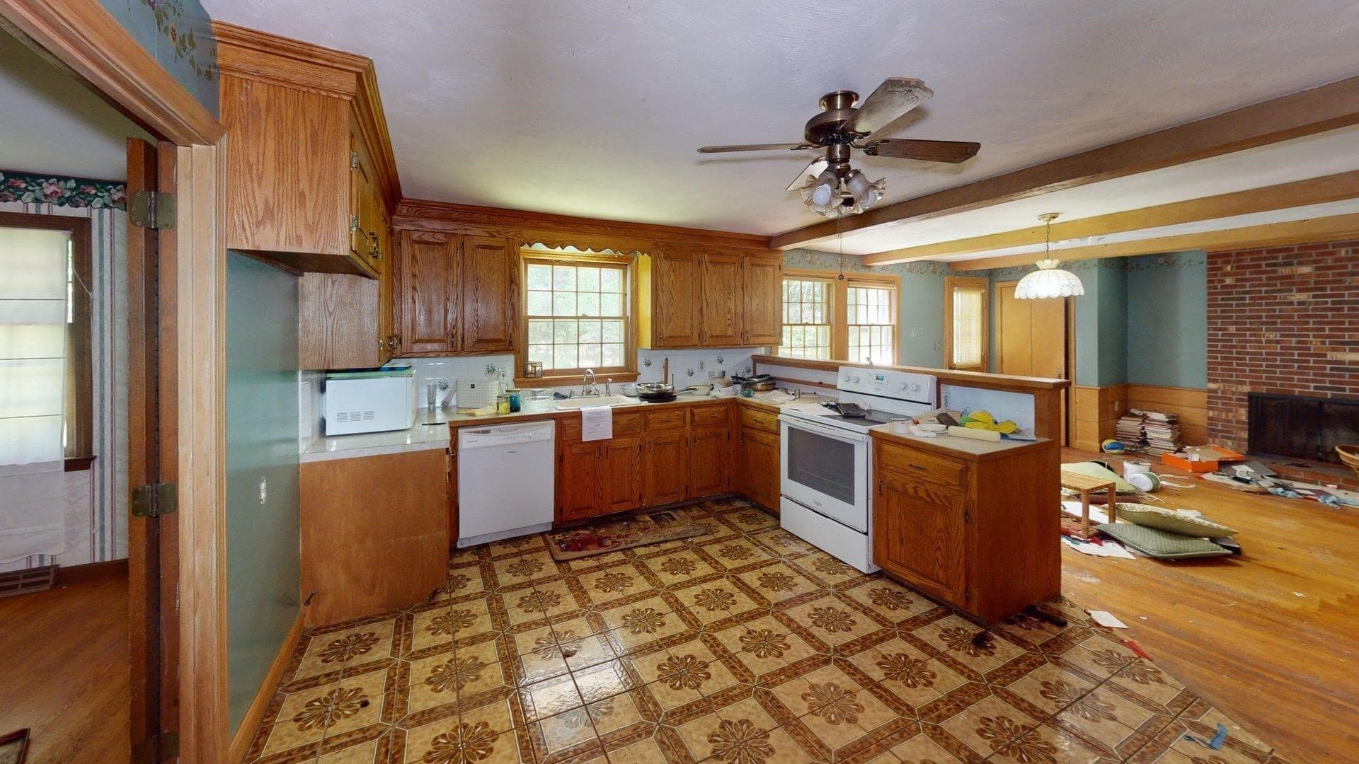Single Family Residence at 8 Pennock Rd, Chelmsford MA 01824, photo 8 of 16