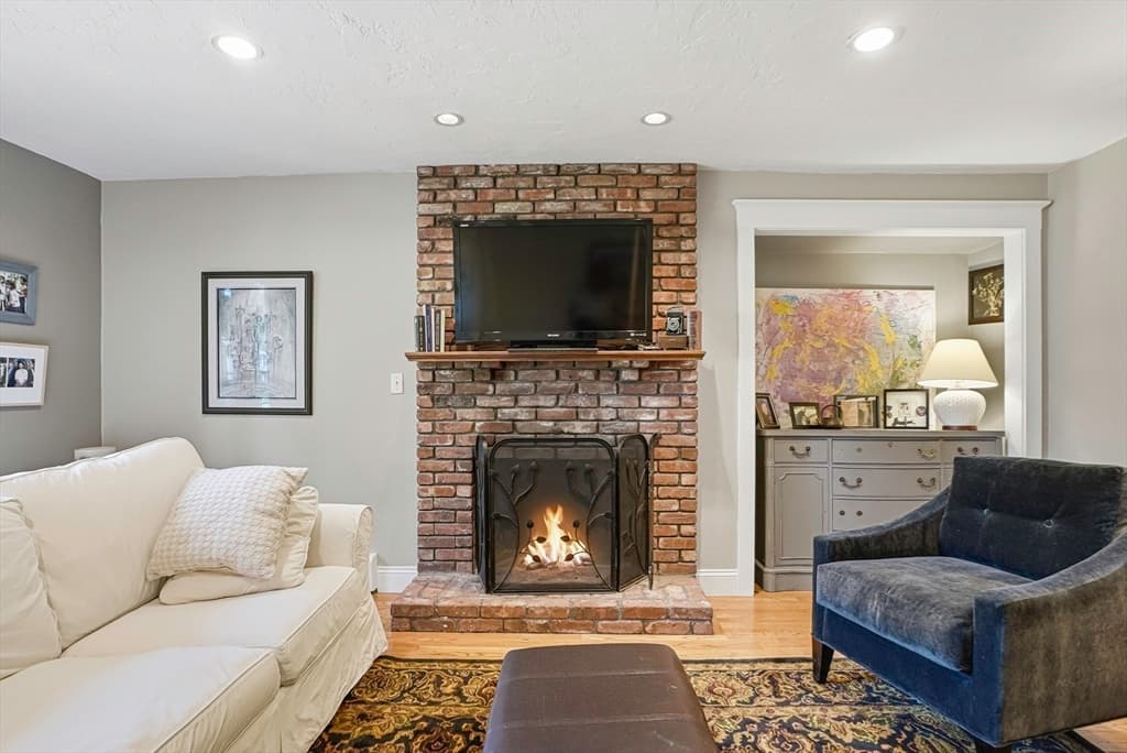 Single Family Residence at 5 Diane Dr, Medway MA 02053, Medway, photo 9 of 39