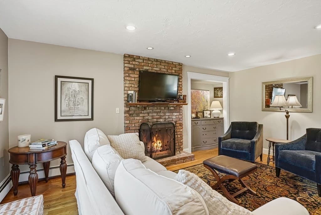 Single Family Residence at 5 Diane Dr, Medway MA 02053, Medway, photo 10 of 39