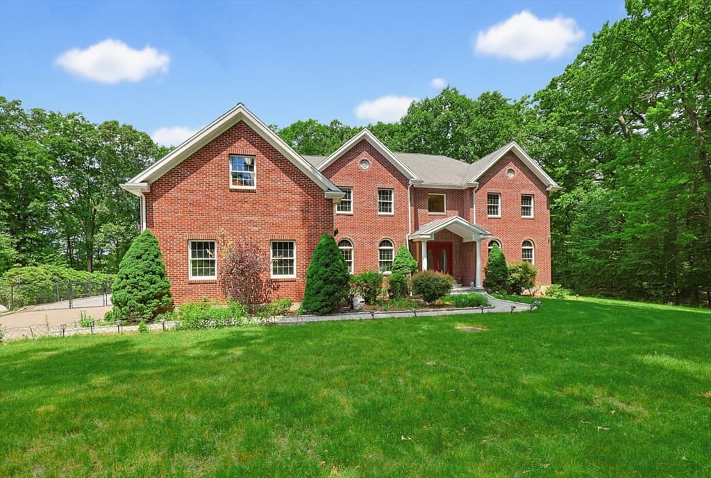 23 Goodnow Lane, Framingham MA 01702
