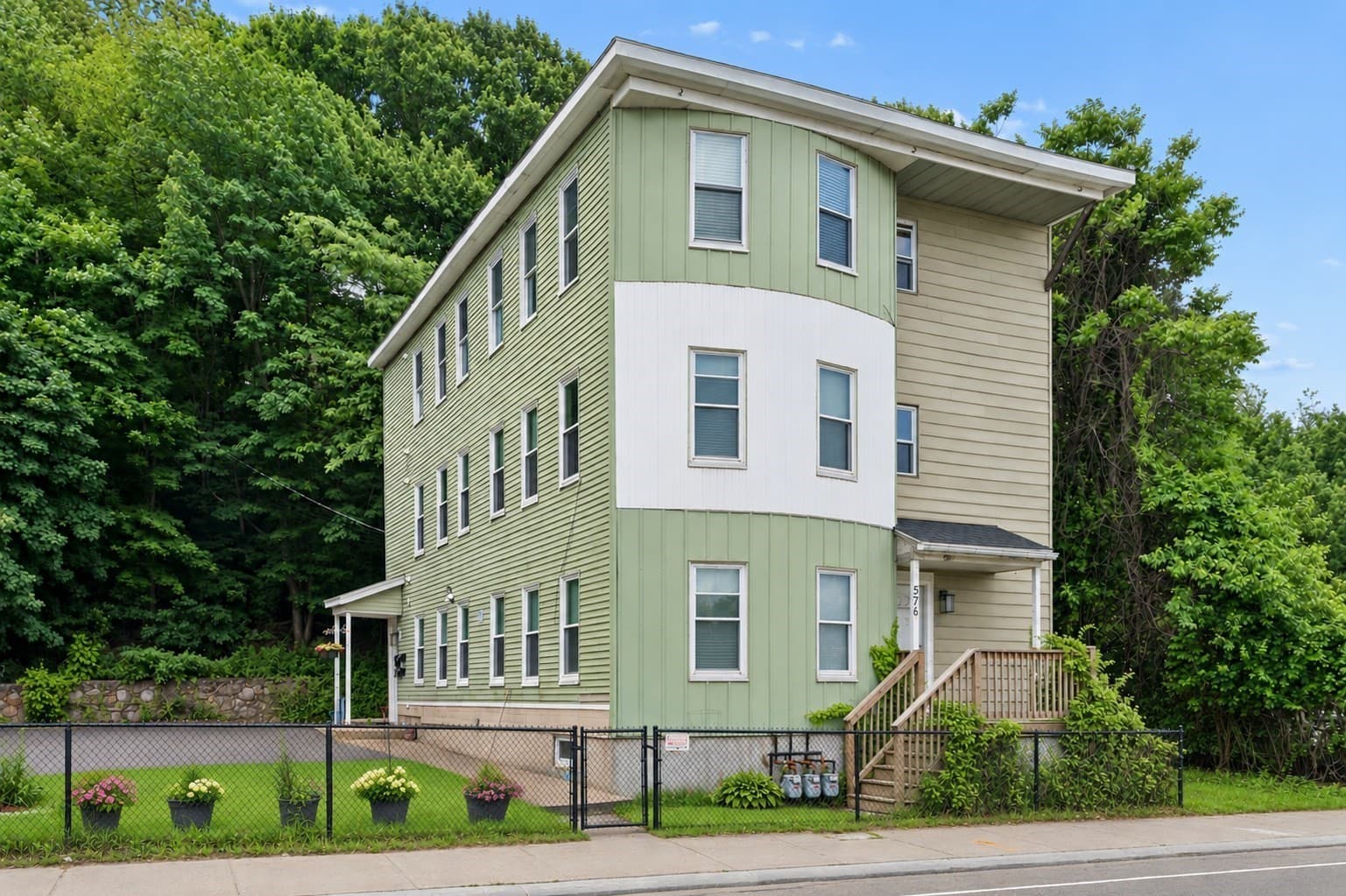 576 Franklin St, Worcester MA 01608