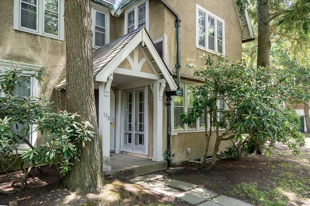 128 Dudley St, Brookline MA 02445