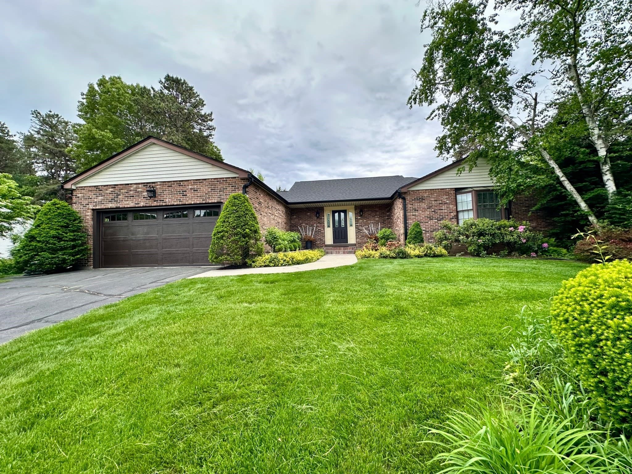 608 Pinewood Dr, Longmeadow MA 01106