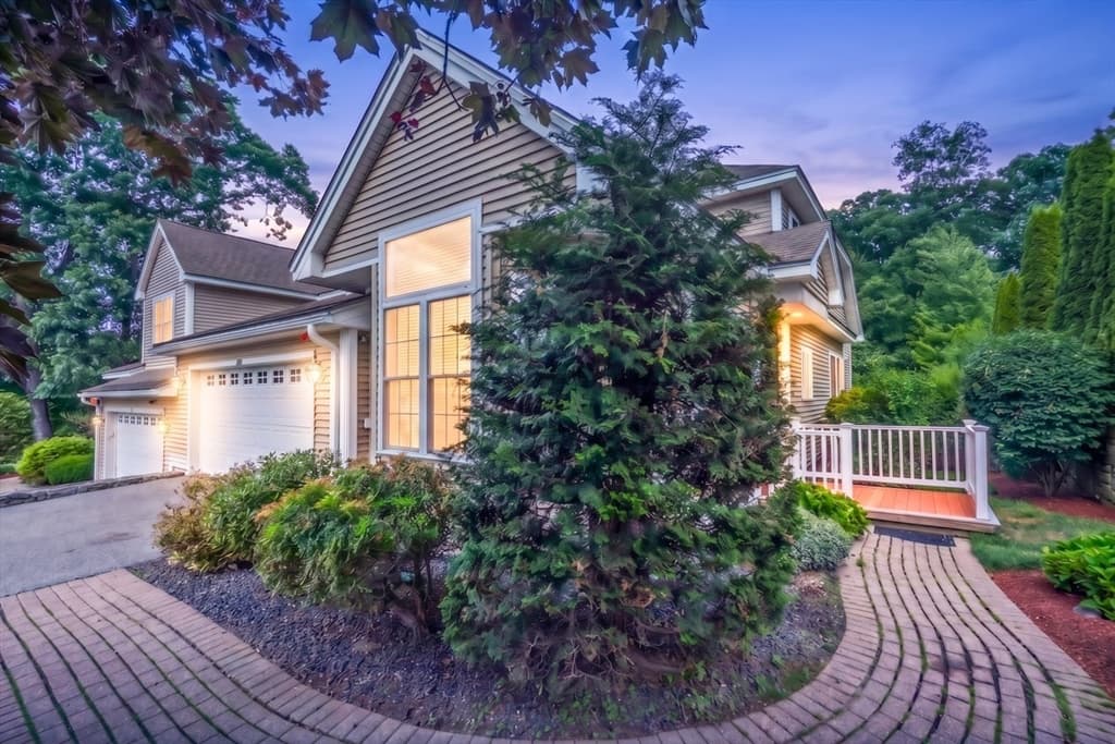 308 Sprucewood Ln # 308, Clinton MA 01510