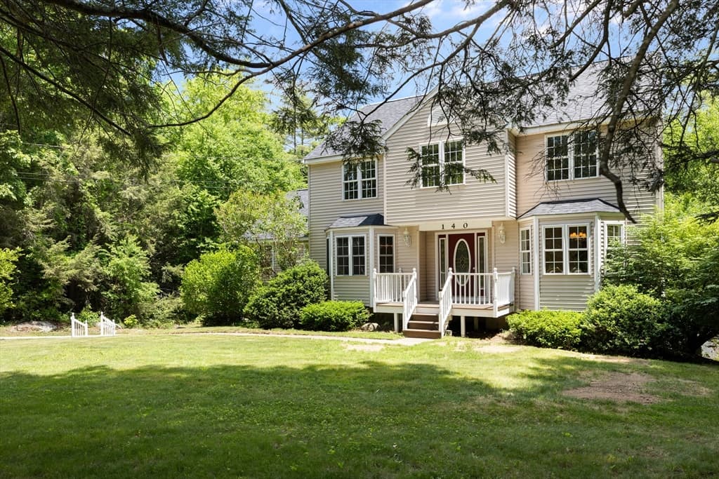 140 Paradise Ln, Sturbridge MA 01518