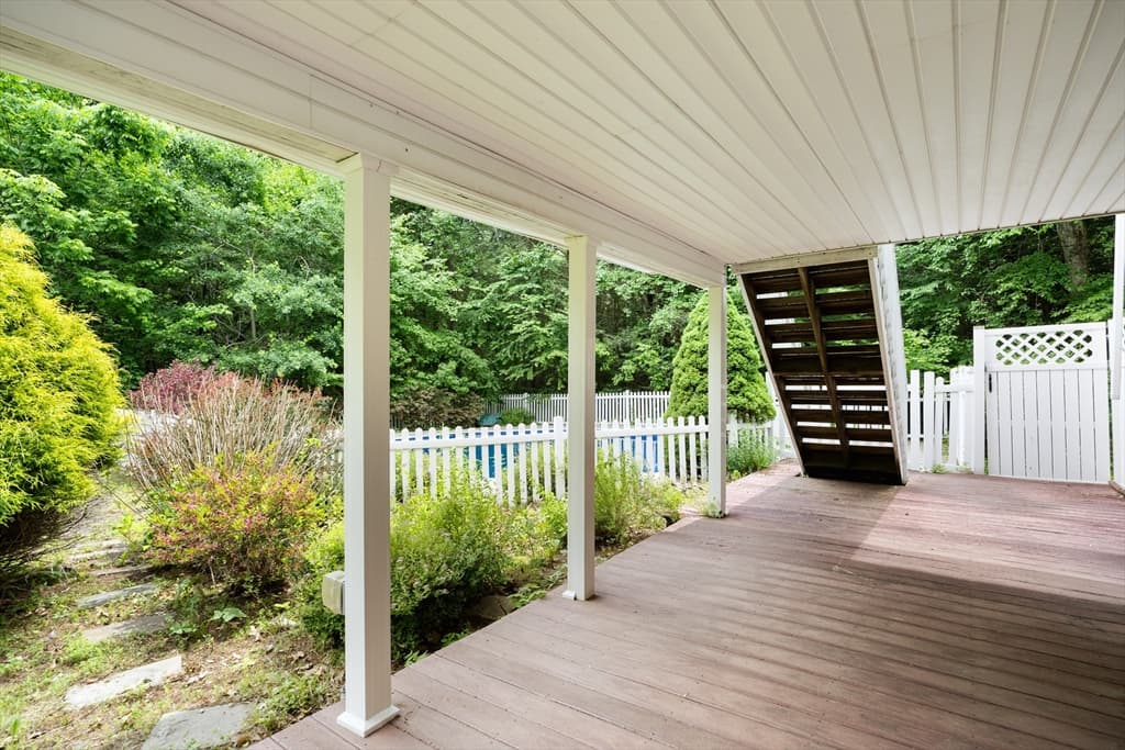 Single Family Residence at 140 Paradise Ln, Sturbridge MA 01518, Sturbridge, photo 9 of 30