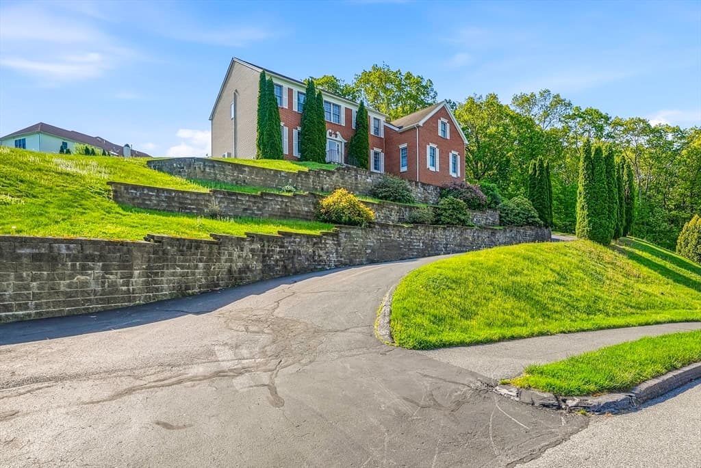 34 Hemingway St, Shrewsbury MA 01545