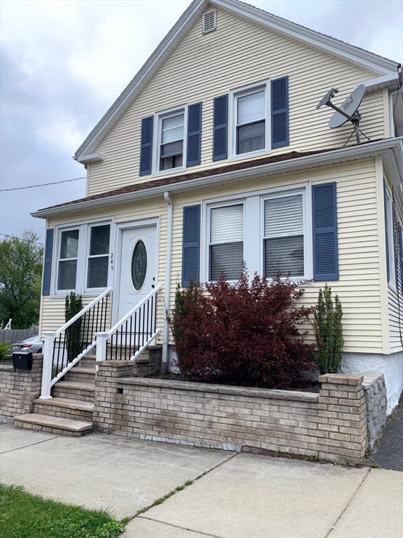 245 Clifford St, New Bedford MA 02745