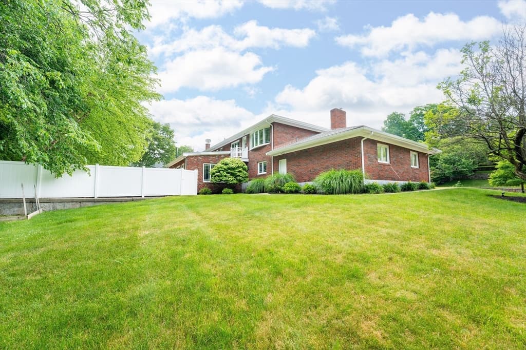 Single Family Residence at 5 Albemarle Rd, Norwood MA 02062, Norwood, photo 5 of 32