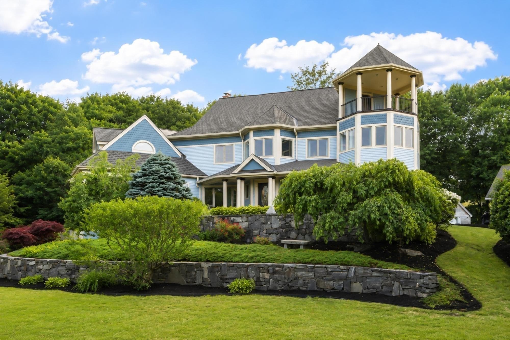 258 Hill St, Leominster MA 01453