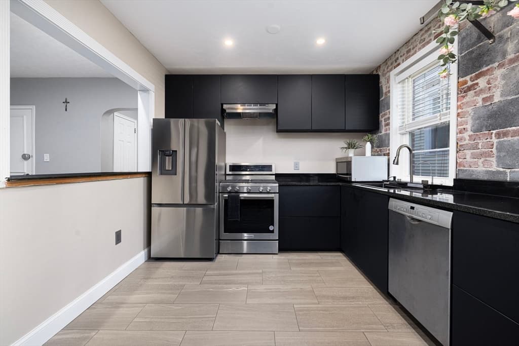 Condominium at 56 Elm # 10, Worcester MA 01609, photo 12 of 24