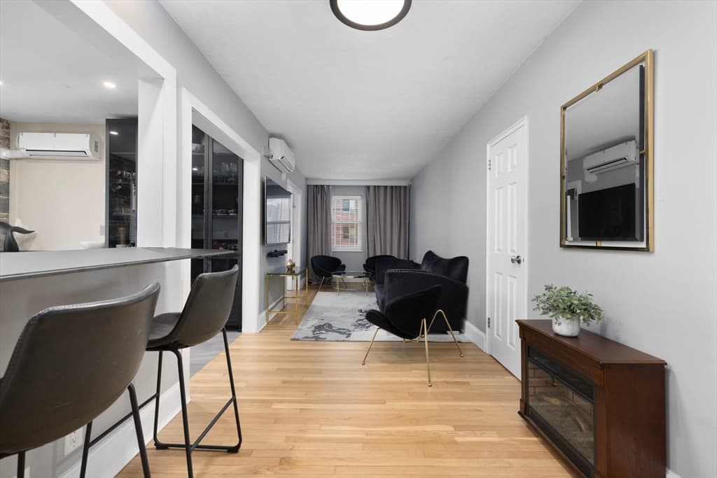 Condominium at 56 Elm # 10, Worcester MA 01609, photo 5 of 24