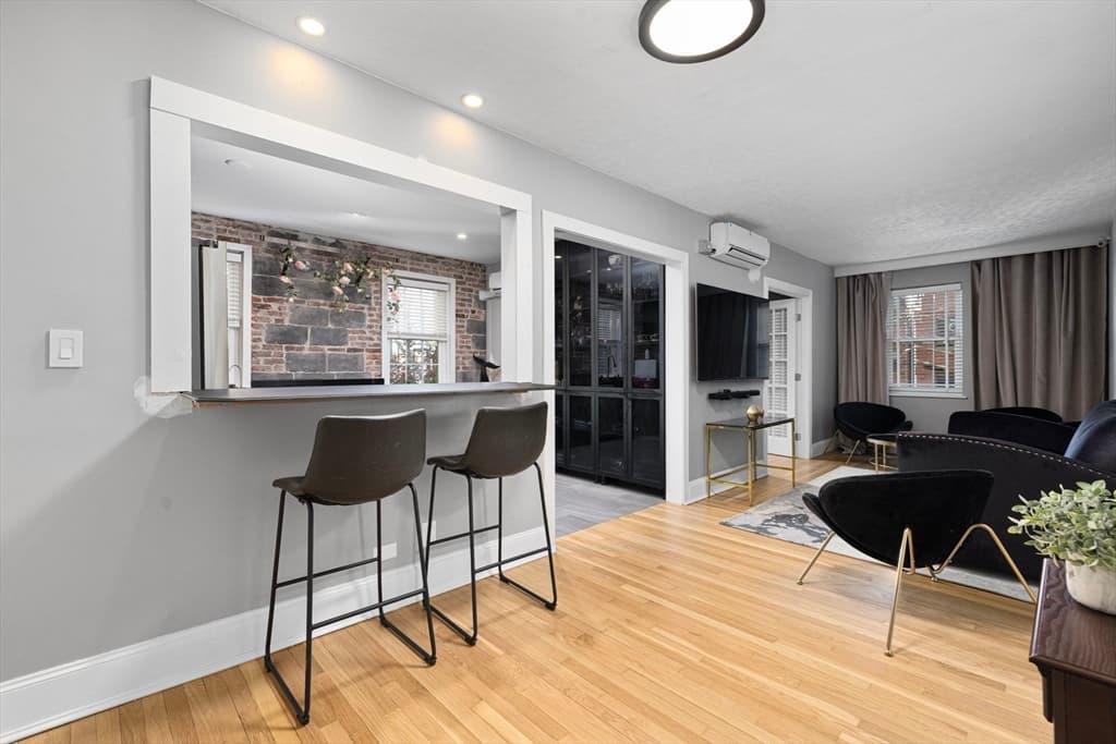 Condominium at 56 Elm # 10, Worcester MA 01609, photo 9 of 24
