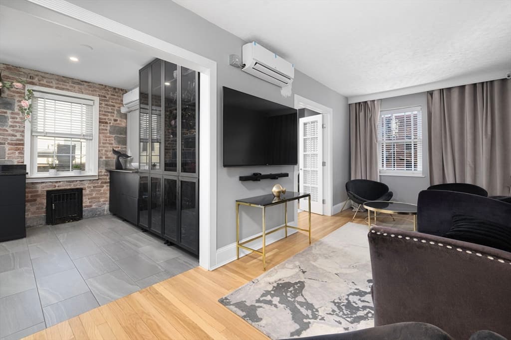 Condominium at 56 Elm # 10, Worcester MA 01609, photo 10 of 24