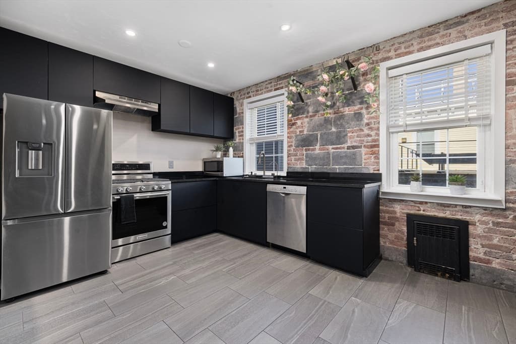Condominium at 56 Elm # 10, Worcester MA 01609, photo 11 of 24