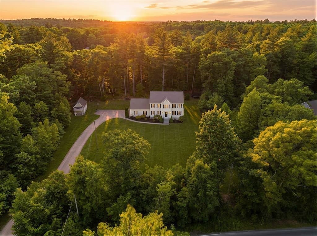 88 Northbridge St, Mendon MA 01756
