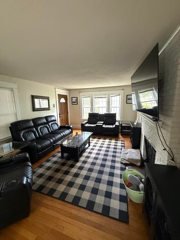 Single Family Residence at 153 Edgewood Ave, Longmeadow MA 01106, photo 6 of 24