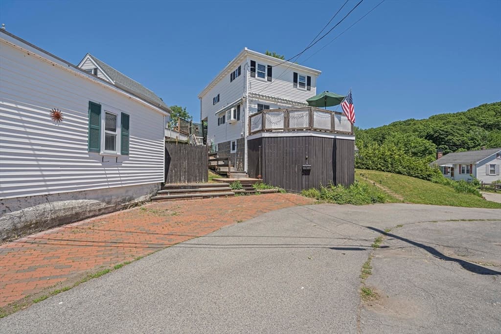 Single Family Residence at 16 Pequot Rd, Weymouth MA 02191, photo 4 of 36