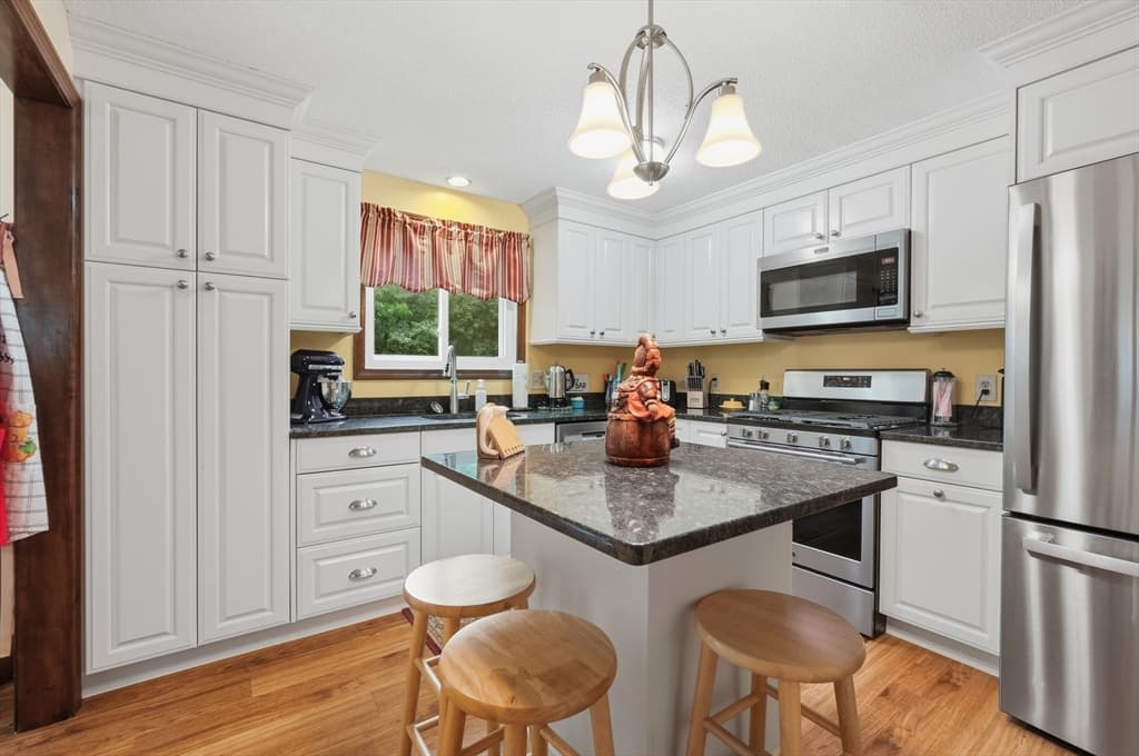 568 Lantern Ln, New Bedford MA 02740 photo 3