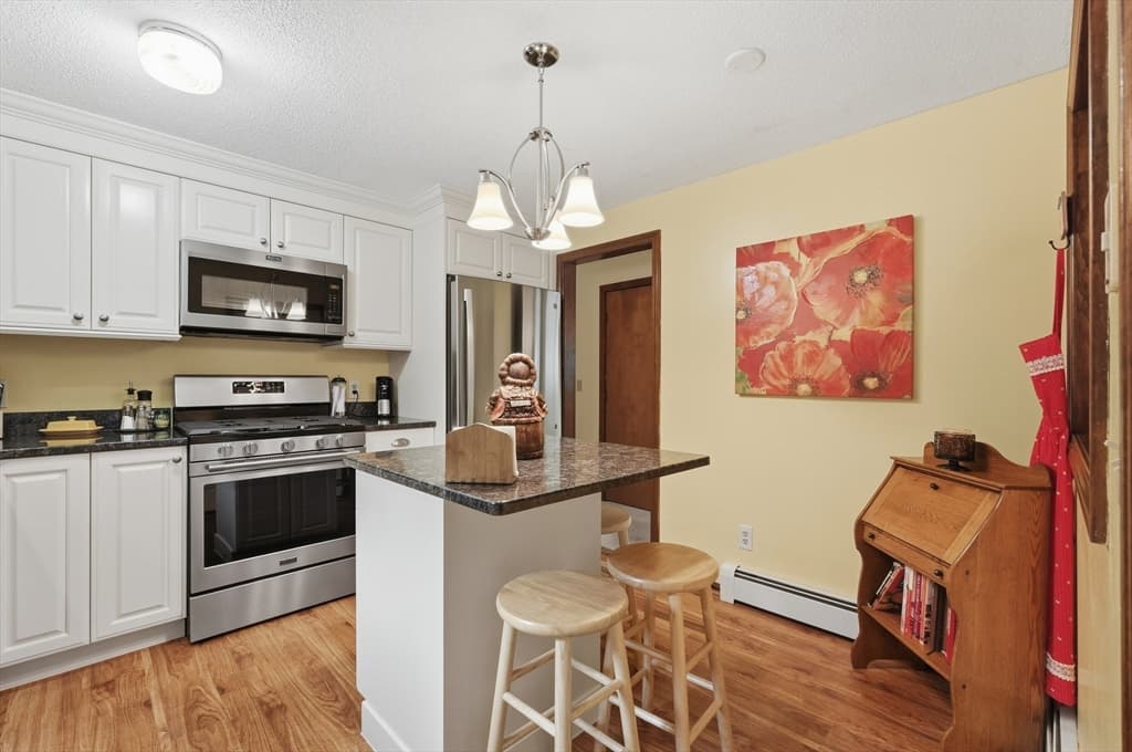 568 Lantern Ln, New Bedford MA 02740 photo 4