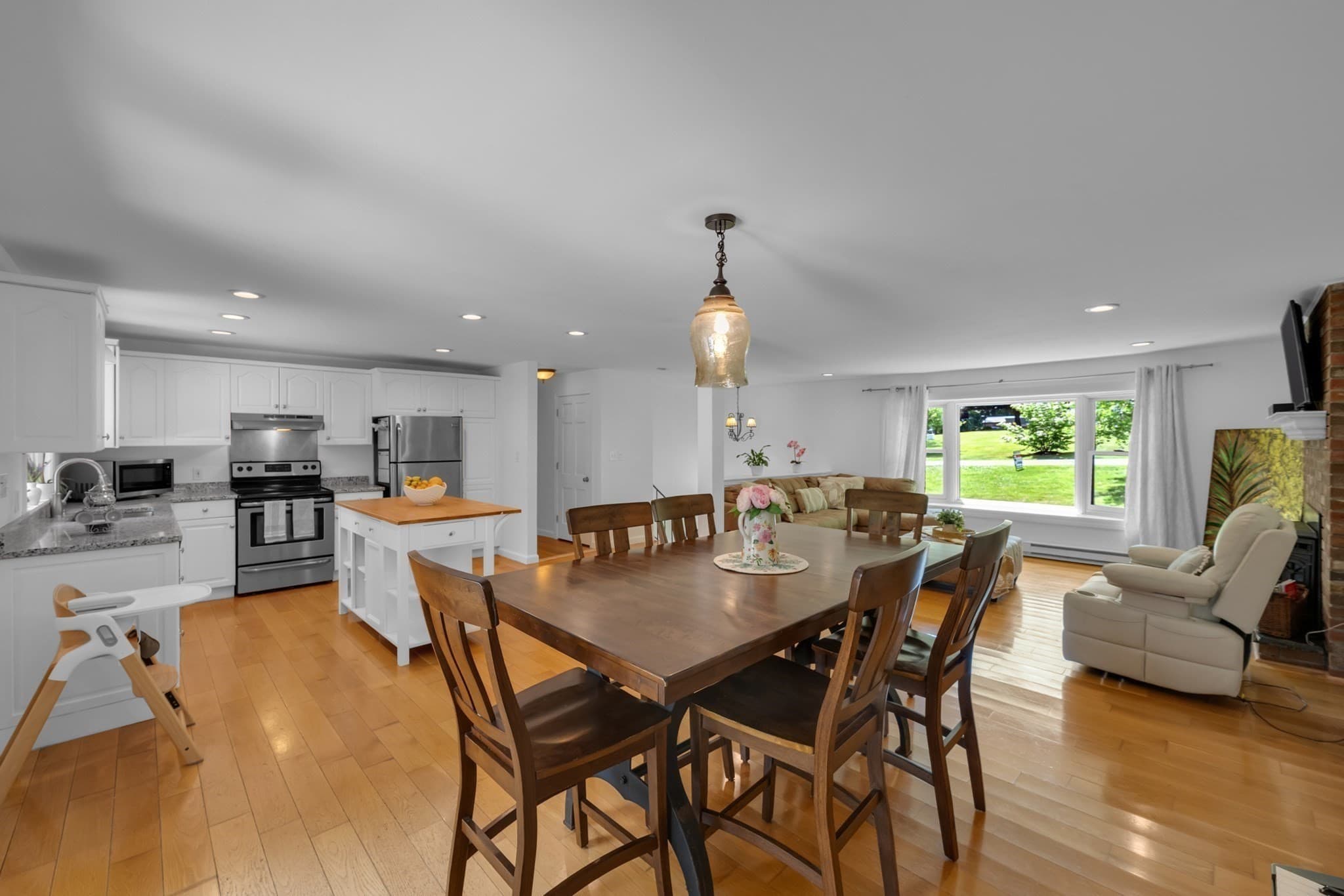 Single Family Residence at 27 Hillside Dr, Sturbridge MA 01566, photo 6 of 37