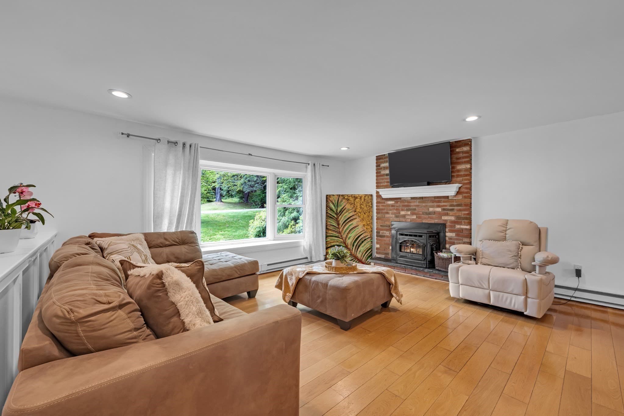 Single Family Residence at 27 Hillside Dr, Sturbridge MA 01566, photo 3 of 37