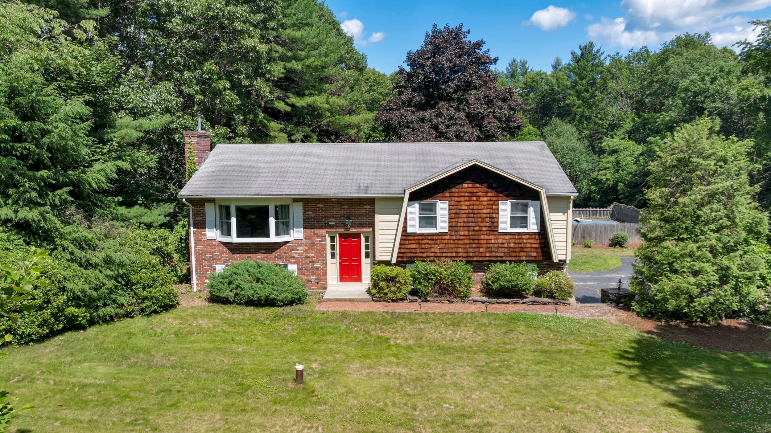 27 Hillside Dr, Sturbridge MA 01566