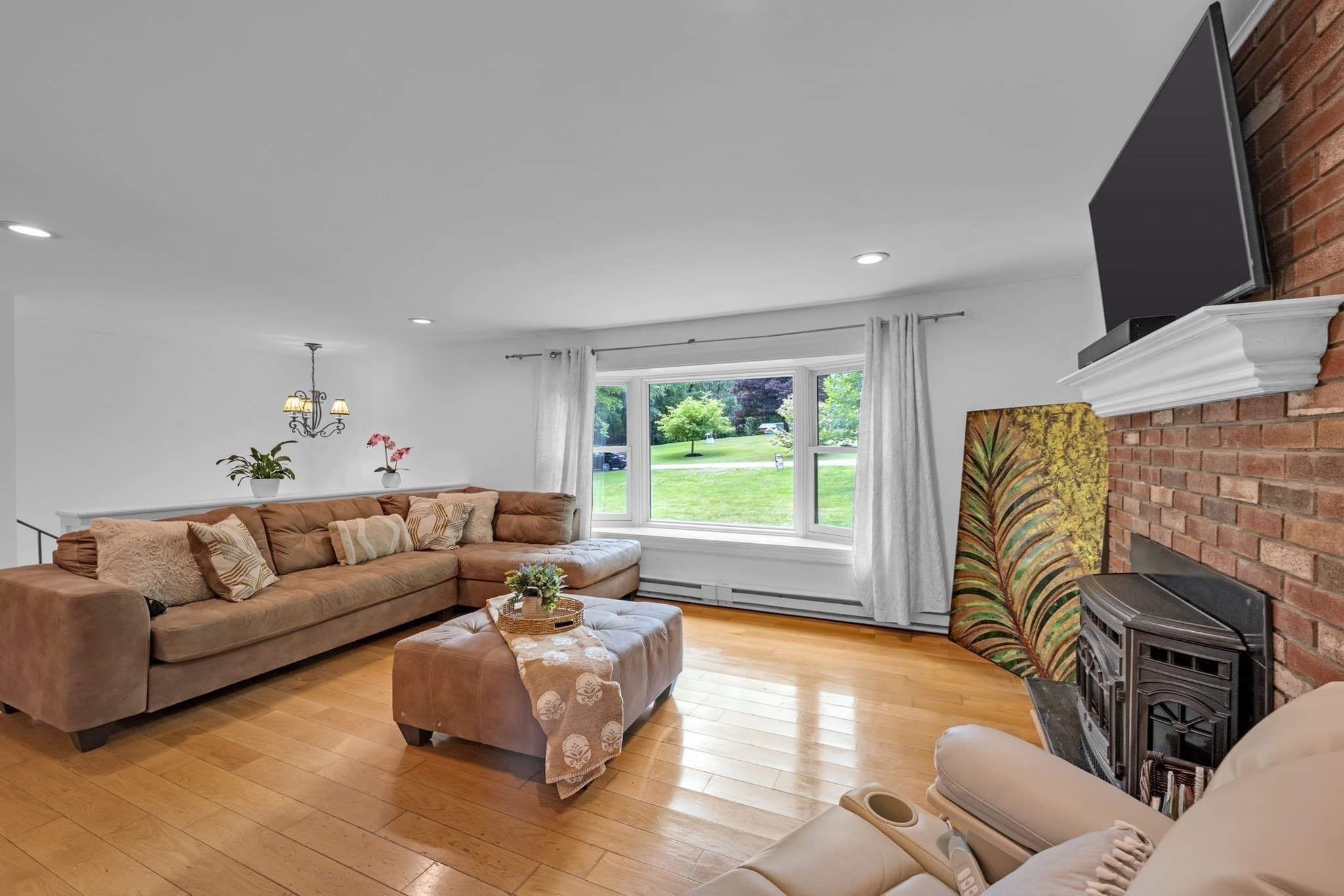 Single Family Residence at 27 Hillside Dr, Sturbridge MA 01566, photo 5 of 37