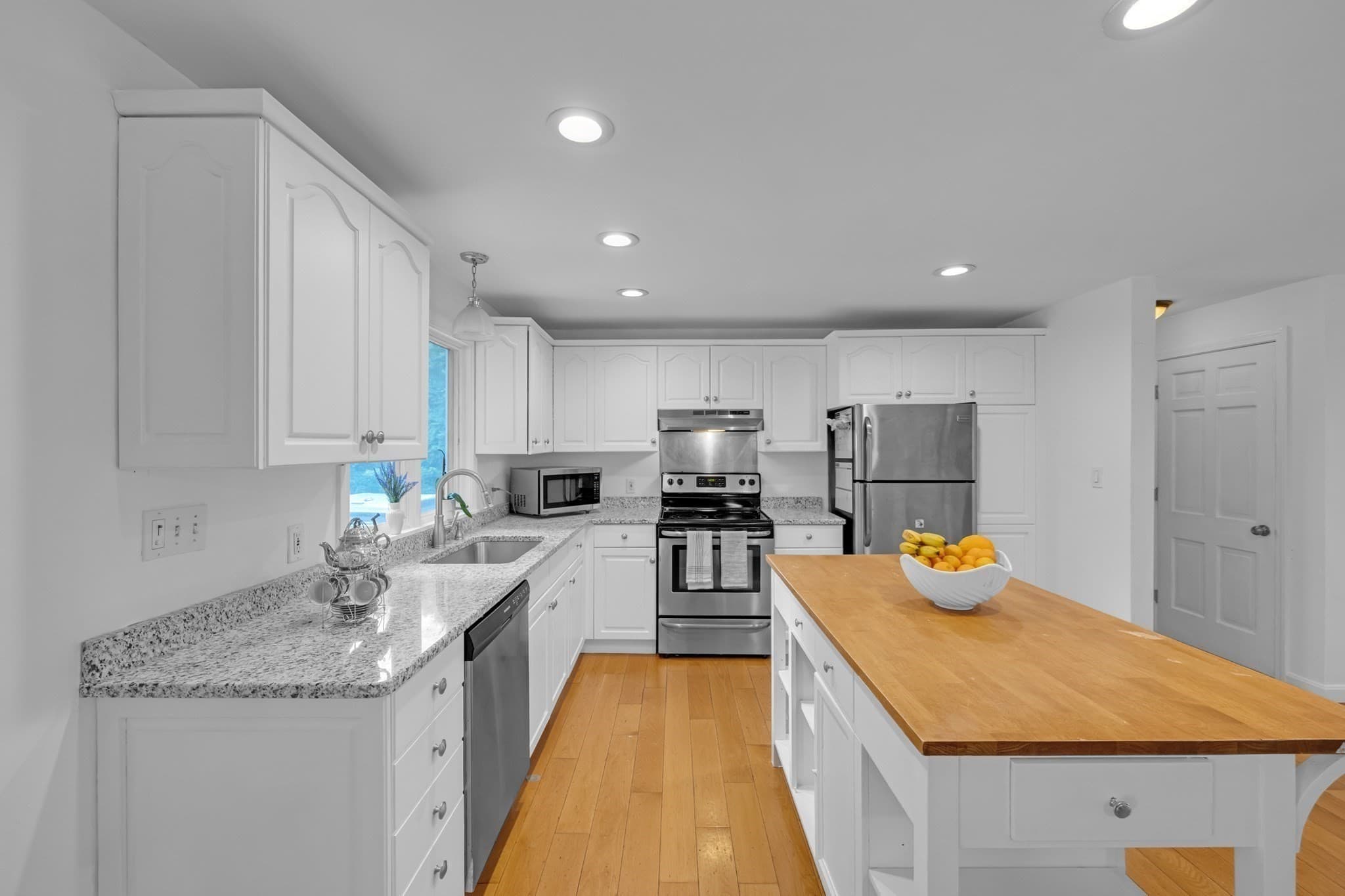 Single Family Residence at 27 Hillside Dr, Sturbridge MA 01566, photo 9 of 37