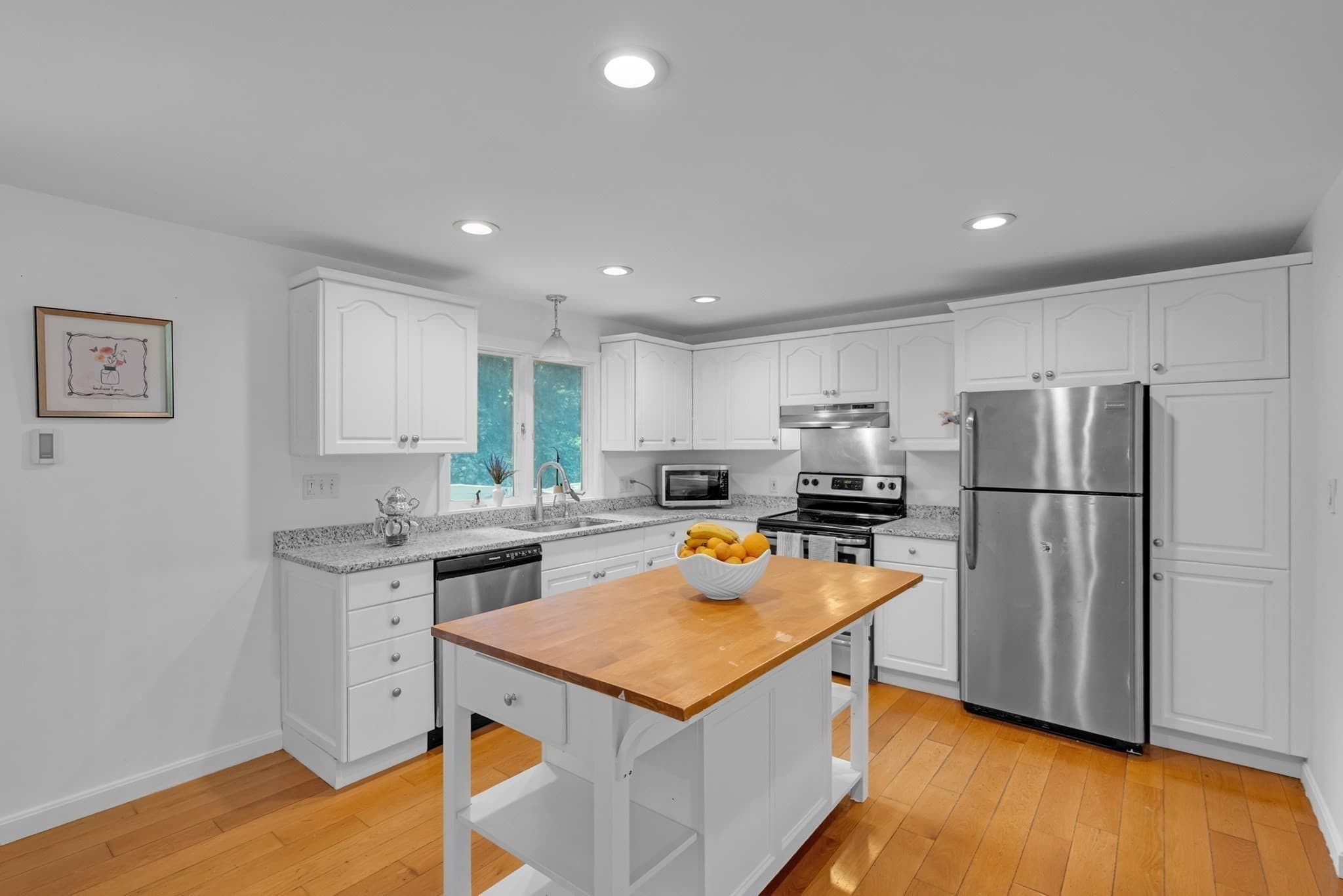 Single Family Residence at 27 Hillside Dr, Sturbridge MA 01566, photo 10 of 37
