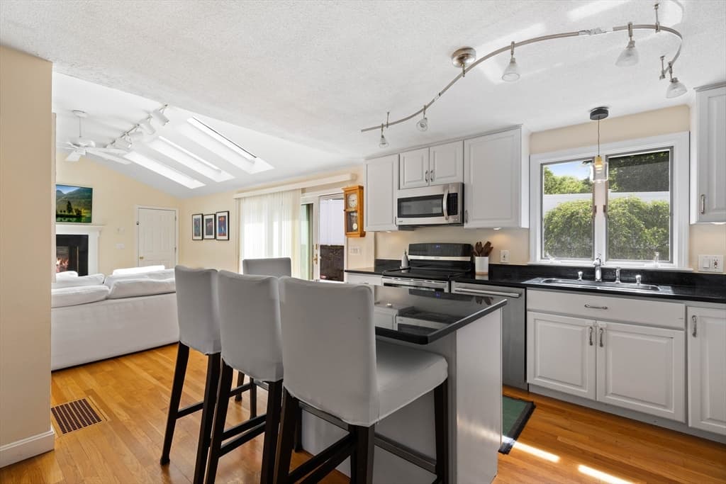 Single Family Residence at 17 Duggan Ln, Milton MA 02186, Milton, photo 3 of 34