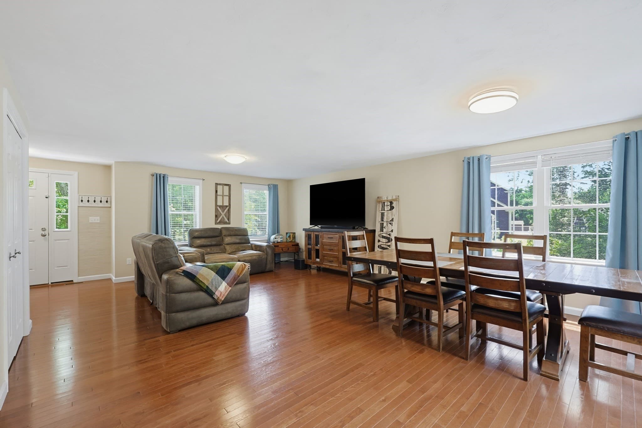 Single Family Residence at 5 County Street, Berkley MA 02779, photo 9 of 40