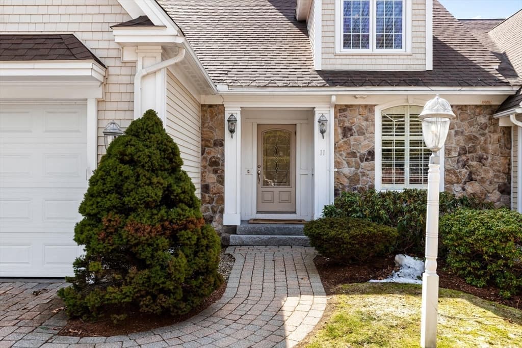11 Swan Ln, Andover MA 01810