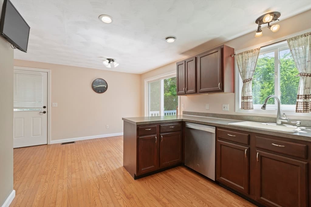 Single Family Residence at 210 Morris St, Cumberland RI 02864, Cumberland, photo 11 of 32