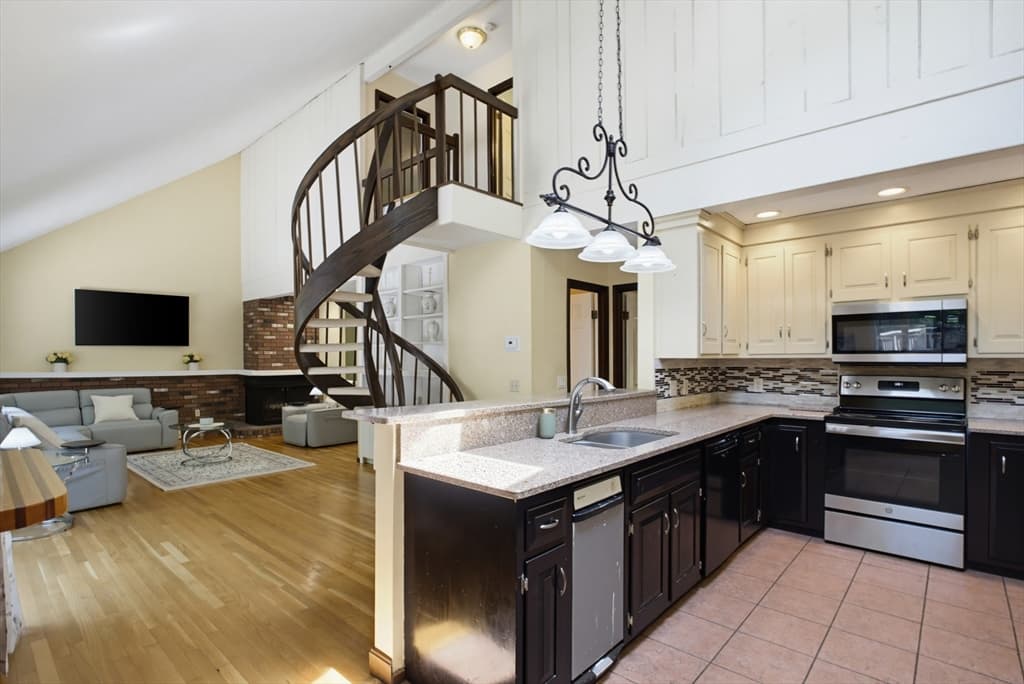 Single Family Residence at 47 Old Village Rd, Sturbridge MA 01566, Sturbridge, photo 7 of 42