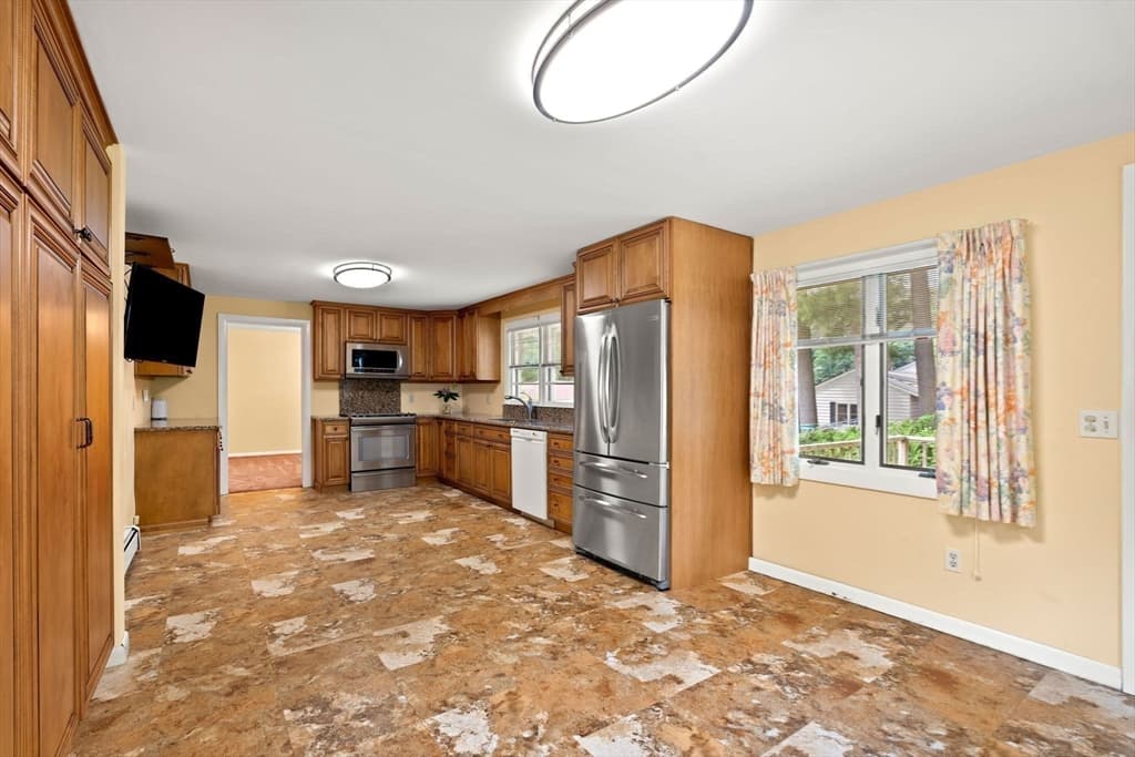 Single Family Residence at 6 Norfolk, Leominster MA 01453, photo 9 of 36