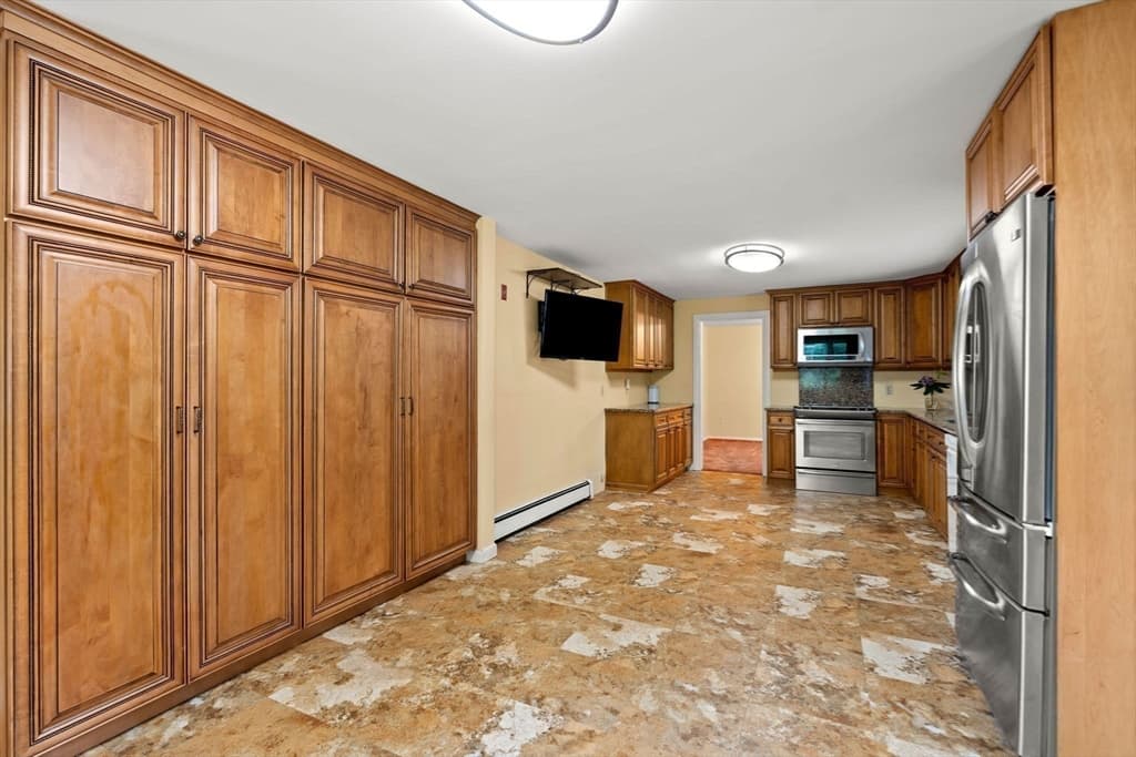 Single Family Residence at 6 Norfolk, Leominster MA 01453, photo 10 of 36