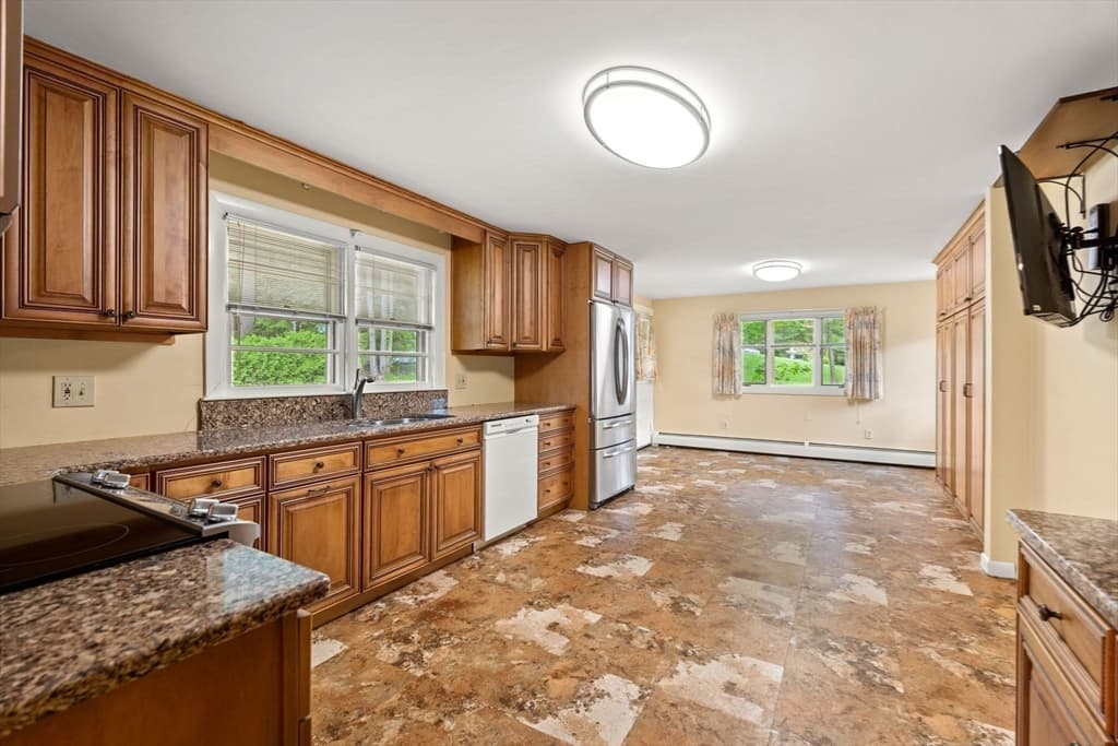 Single Family Residence at 6 Norfolk, Leominster MA 01453, photo 8 of 36