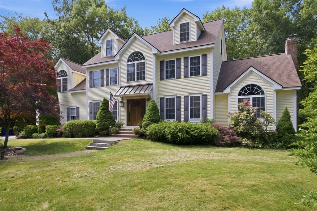8 Evergreen Drive, Plaistow NH 03865